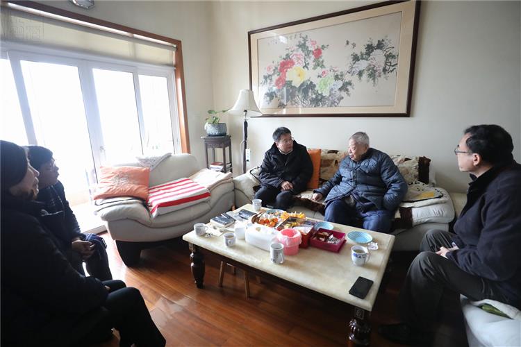 之际,民盟上海市委主委陈群看望慰问老领导老